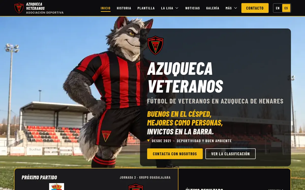 Portada de la web de Azuqueca Veteranos: la mascota del club, un lobo con la camiseta rojinegra, en el campo de fútbol junto al nombre del club.