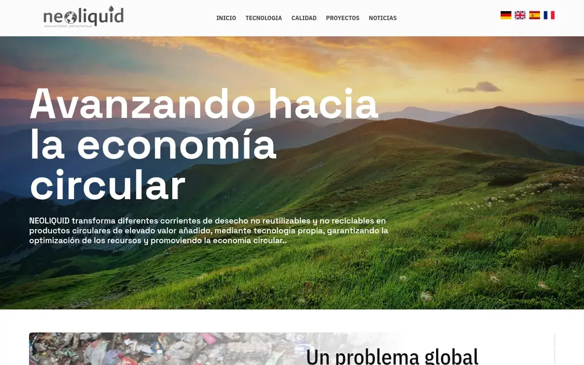 Portada de la web de Neoliquid: montañas verdes al atardecer bajo el titular «Avanzando hacia la economía circular» y, arriba a la derecha, las banderas de los idiomas.